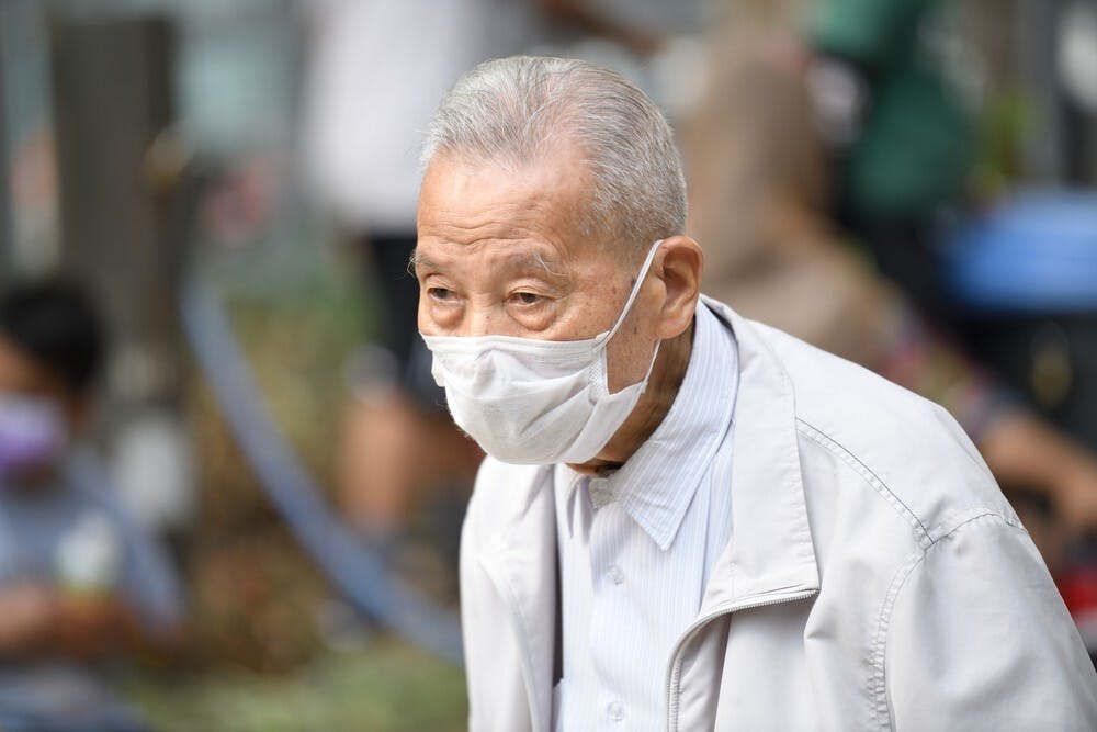 許多長者，出外或到人多的地方，依然會配戴口罩並觀望加強劑疫苗的效用及其副作用。（Shutterstock）
