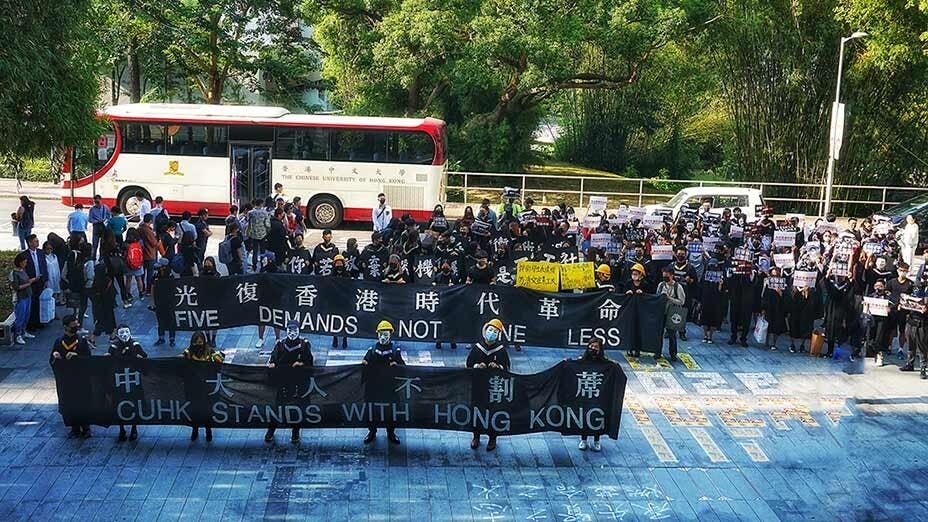中大畢業生頭盔黑衣遊行 內地生利刀指學生 Chinese Univ Graduates Protest in Black as Mainland Student Wields Knife