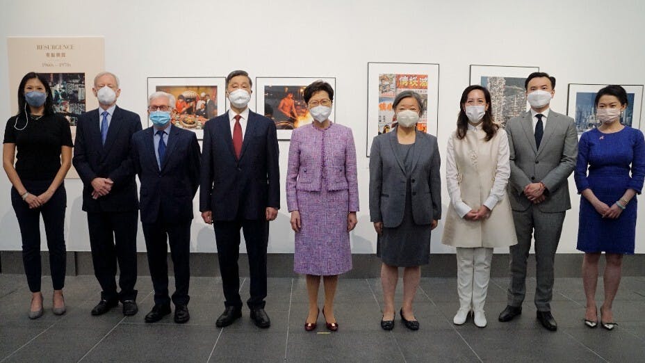 （左三起）歷史遺珍攝影基金會創始人兼策展人艾思滔、潘燊昌博士、特首林鄭月娥、亞洲協會香港中心行政總監孟淑娟及一眾嘉賓在攝影展上。