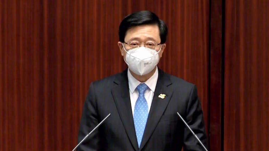 李家超出席就任行政長官後首次立法會答問會，提出多項施政新思維。（直播視頻截圖）