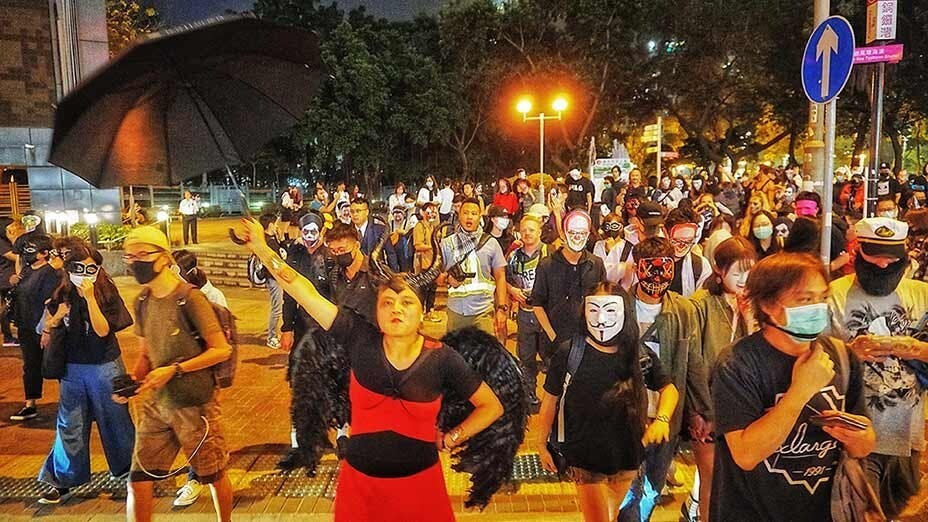 萬聖節面具遊行 抗議《蒙面法》無懼防暴警陣 Halloween Protest Walk Tests Mask Ban Undaunted by Heavy Riot Police