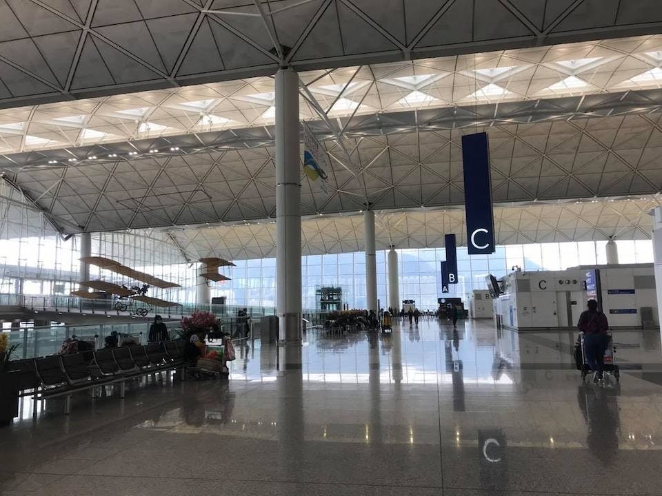 今年已來了香港機場數次，人數直綫插水。我落去抵港層的五樓。（項明生Facebook）