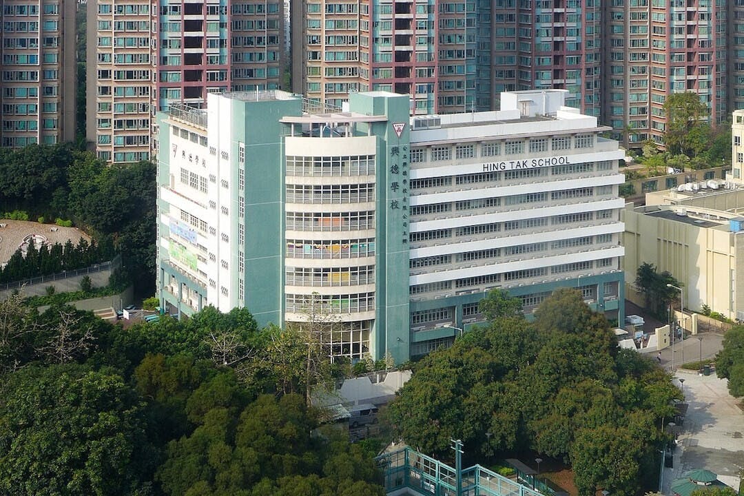 香港屯門興德學校前校長陳章萍被揭發一連串學校管理醜聞，包括製造影子學生、要求病假教師送現金或餅卡、無理解僱等問題。（Wikipedia Commons）