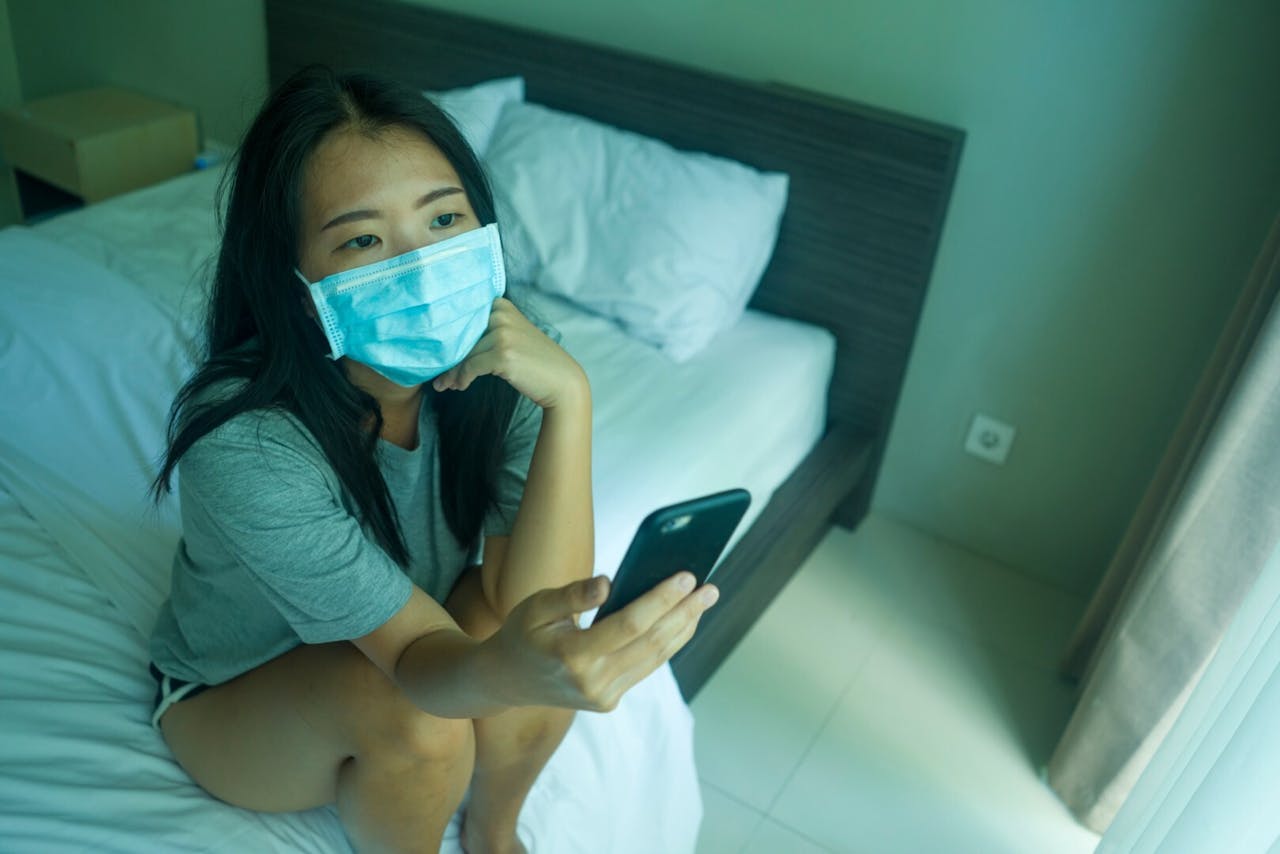 疫情下難免有負面情緒，但不應過分焦慮，否則心情抑鬱，反易招病。（Shutterstock）