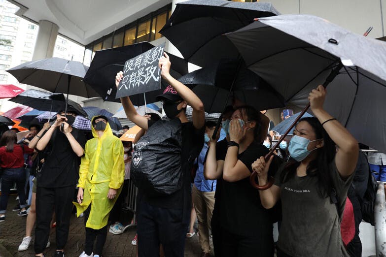 風球高懸，東區法院外聲援人士不斷高呼口號。