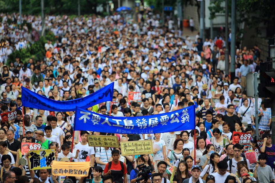 政府在控制樓價上連番敗北，近期甚至予外界一個信息，就是要有人工島，樓價才有望回穩，實在愚昧。（Shutterstock）