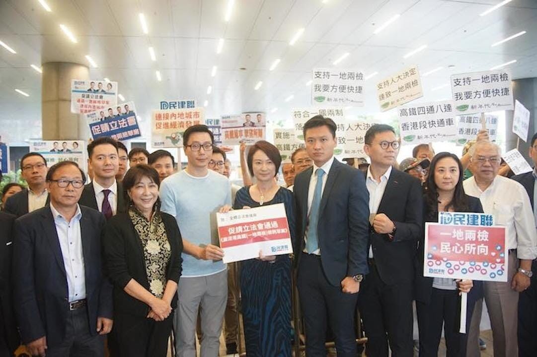 在一些鬧得熱哄哄的社區話題上，建制派不單止很難放棄介入其中的機會，而且必須推向一種表現得很堅持、絕不退讓姿態。（鄭泳舜Facebook）