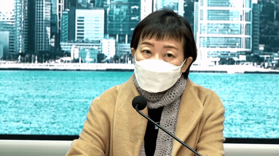 張竹君醫生指出，初步陽性數字無法反映疫情上升速度，因此政府決定以感染情報數字代替。（YouTube直播截圖）