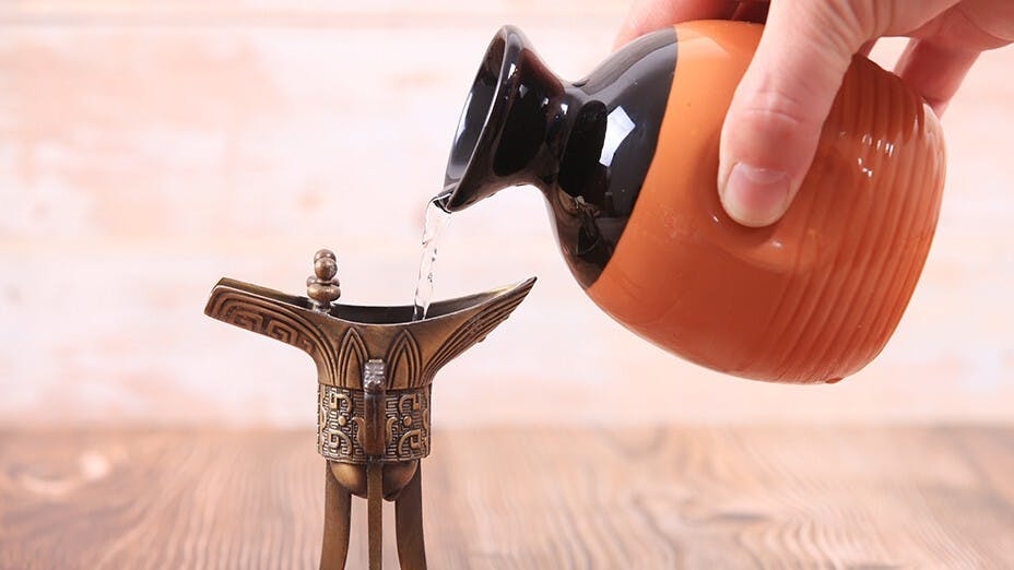 把酒千杯此夜，流光醉，玉金卮。（Shutterstock）