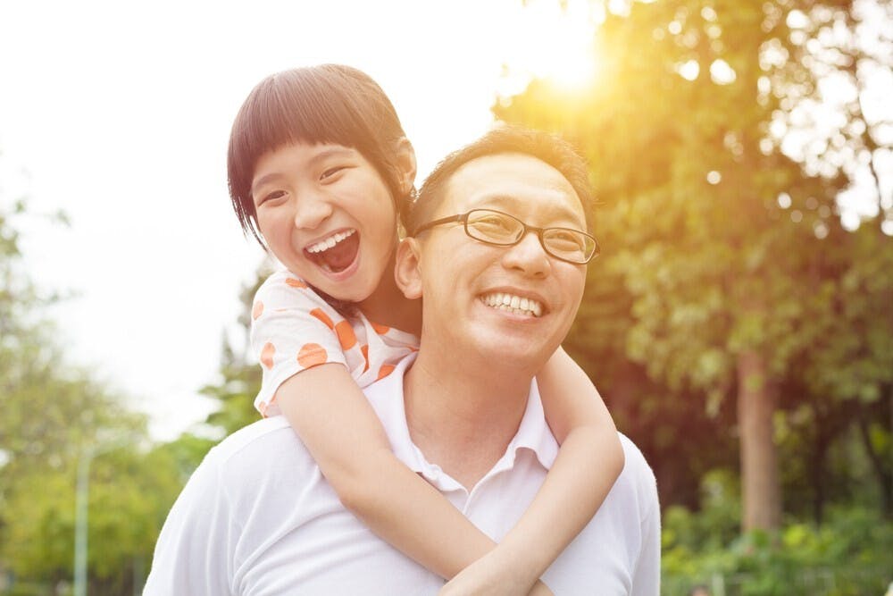 藉得我們深思的是孩子因為積極進取所以快樂，還是孩子因為在育兒有法的情況下能快樂進取地成長？（Shutterstock）