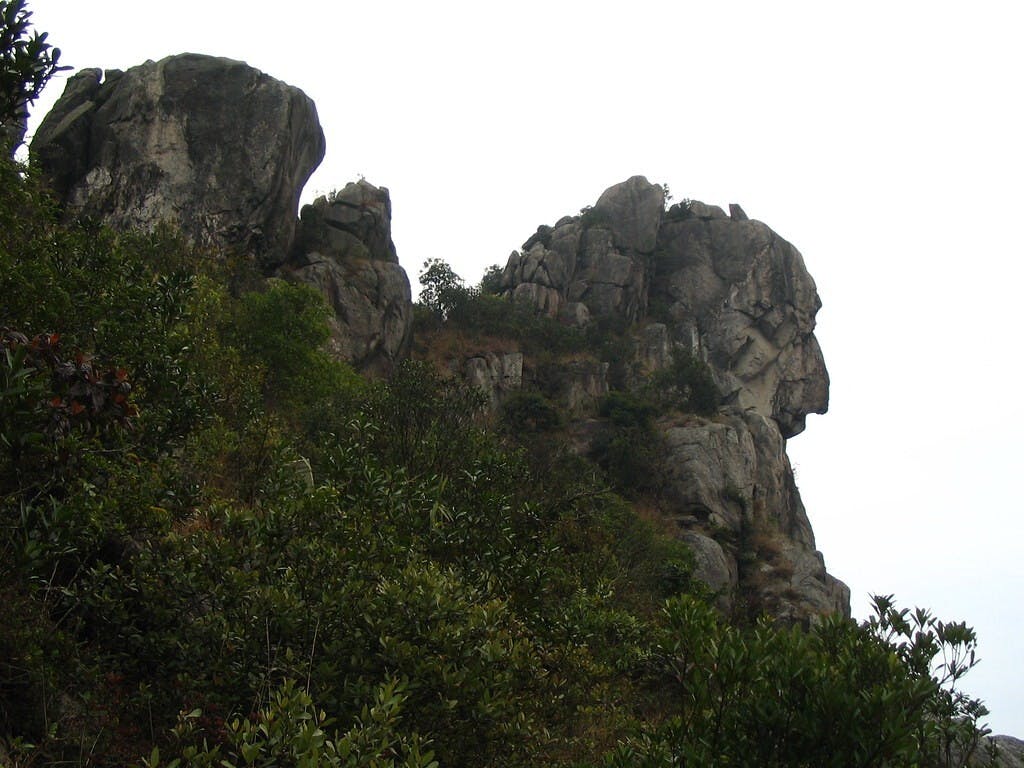 獅子山無疑就是香港的象徵，聳立於香港九龍中部的獅子山，因山勢猶如一頭雄獅坐鎮於山頭而得名。（Shutterstock）