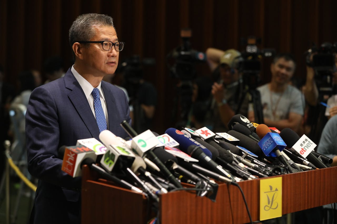 高官苦口婆心，卻「屢勸無效」，樓市照升，政府也確實拿不出什麼方法可以令樓市明顯降溫。（亞新社）