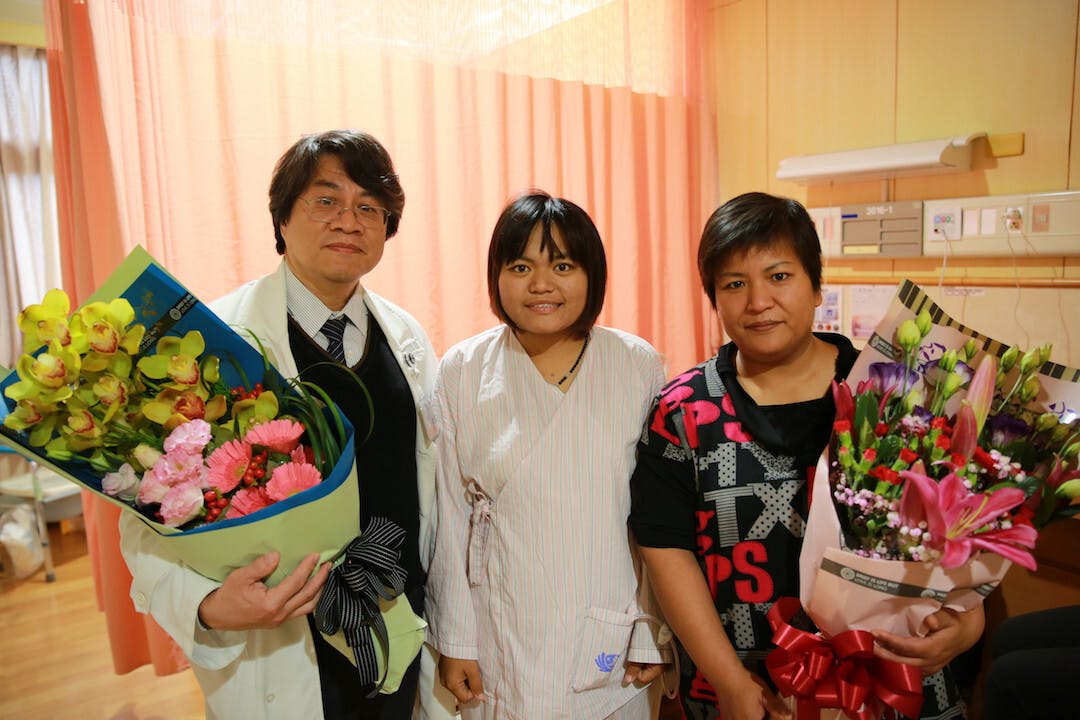 蔡嘉琳（中）出院前，特別送花感謝母親（右）及李明哲（左）器官移植中心團隊，讓她獲得重生。