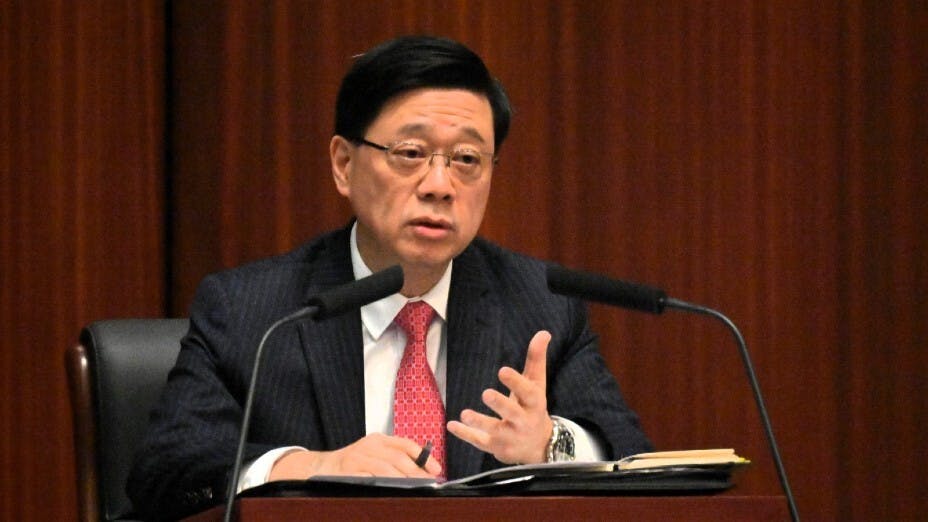 行政長官李家超就推動盛事經濟及《基本法》23條立法，與立法會議員交流。（政府新聞處）