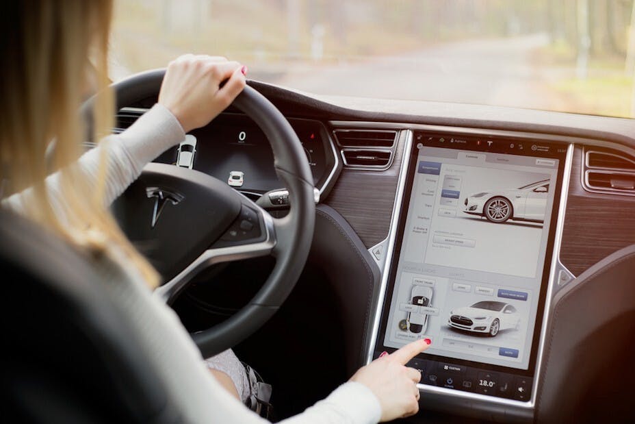 目前Tesla在自動駕駛技術方面擁有輕微優勢，已成為全球AI科企追趕的目標，但真正要達到第5級全自動駕駛的水平仍一段長路要走。（Shutterstock）