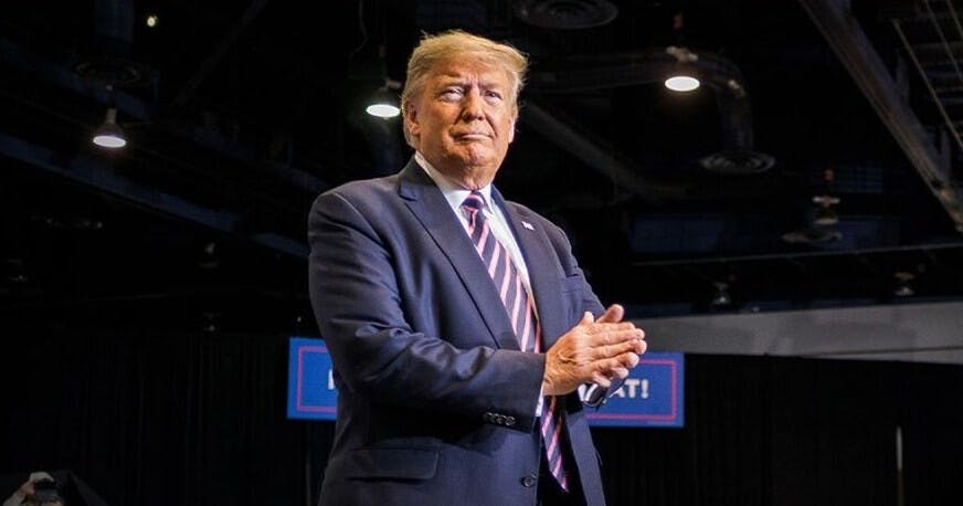 特朗普的死忠粉絲希望什麼，「攬炒」全世界嗎？他們介意「總統無能、無戰略方向」，他們只有絕望。（Donald Trump Facebook）