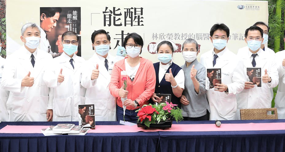在《能醒能走》記者會中，小穎（左四）與中西醫復健合療團隊慶「新生」。