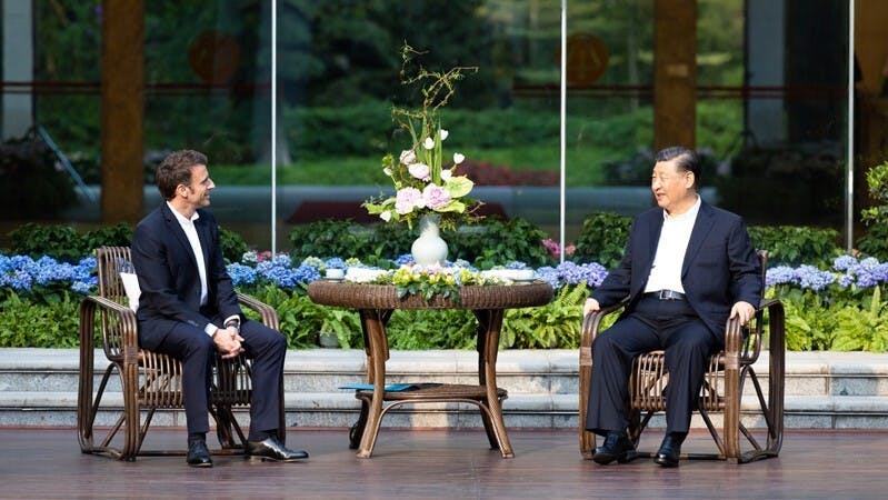 雖然受到西方無情的評擊，馬克龍在中國，卻受到隆重禮遇。（中國政府網圖片）