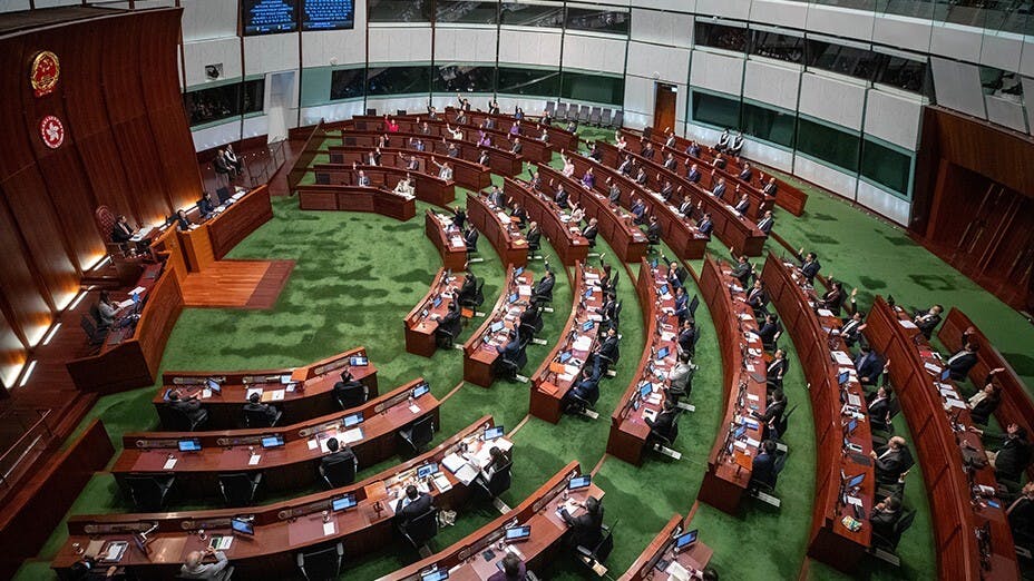立法會決定於本周二加開全體會議，希望完成二讀、全體委員會辯論修訂案及三讀。（亞新社）
