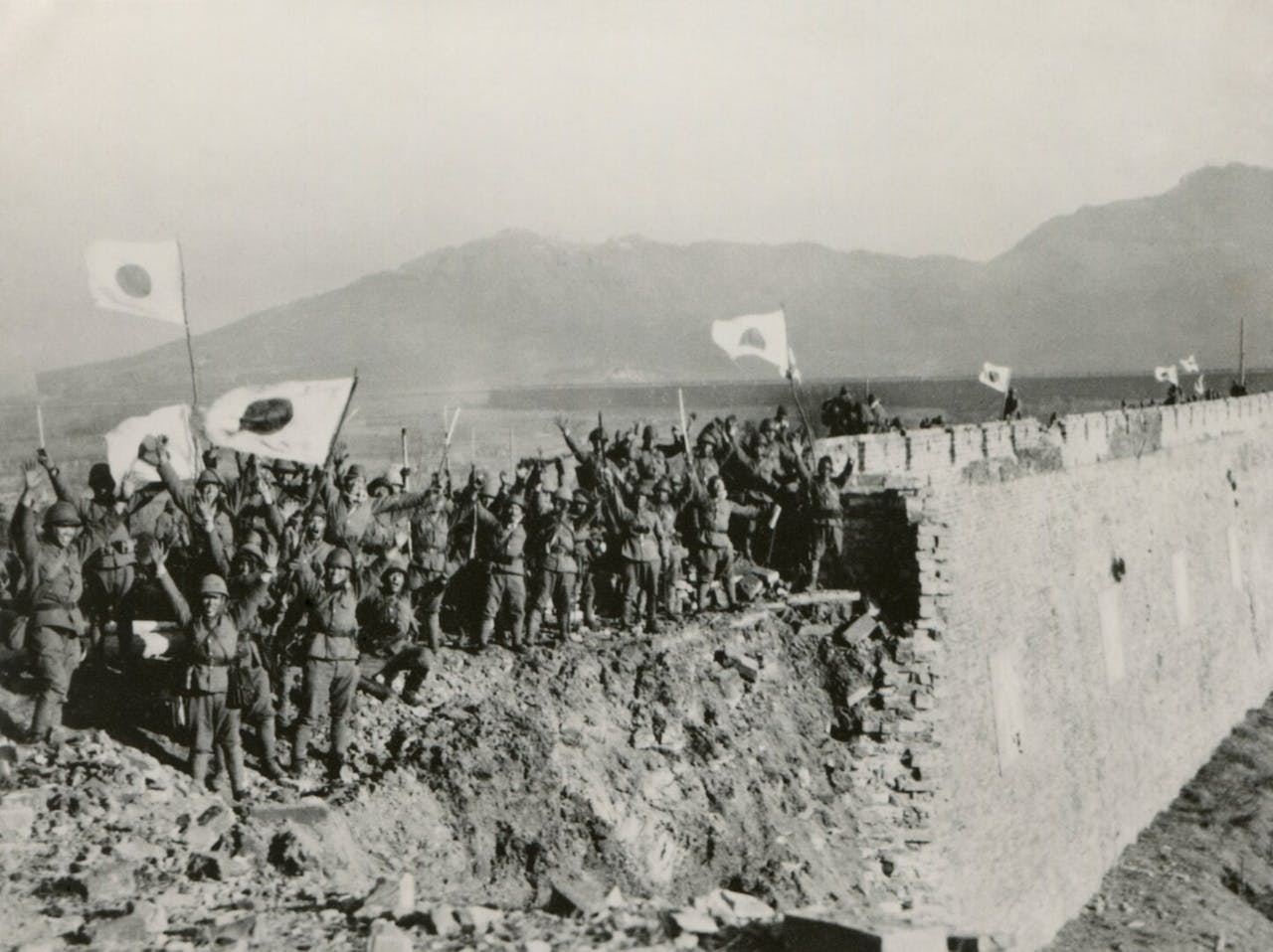 1931至45年，日本發動侵華戰爭，國家自東北至華南地區，半壁河山淪陷於日寇，國家生靈塗炭，軍民死傷枕藉，財產損失鉅大。圖為1937年，侵華日軍攻破南京城，在殘垣上高呼「萬歲」！（Shutterstock）