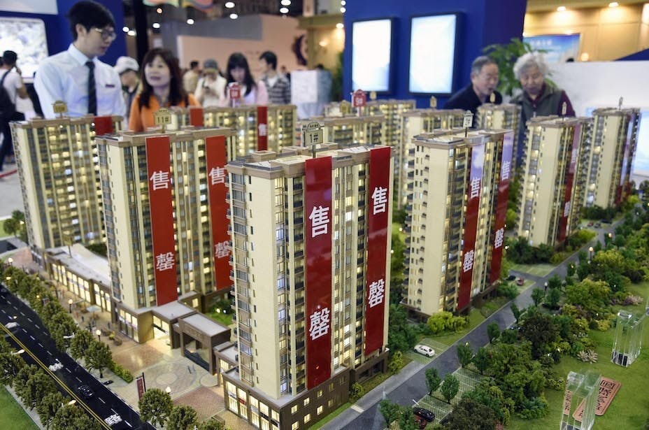 內房企業都屬於高負債行業，即使稱得上負債比率低的房企，其實很多都超過三成，在嚴控信貸及槓桿風險情況下，真正影響也許是頗為廣泛。（亞新社）