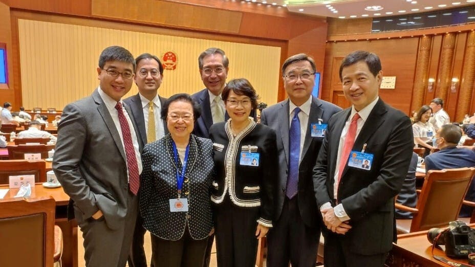 譚惠珠（左二）與部分基本法委員會成員合照，左起：李浩然、王鳴峰、王于漸、梁美芬、黃玉山及莫樹聯。（梁美芬Facebook）