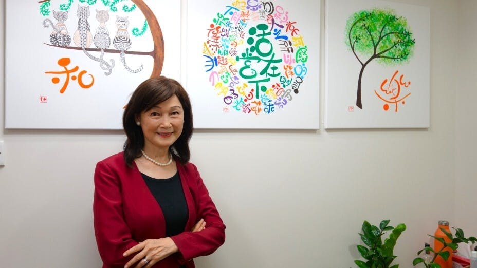 錢黃碧君教授早自80年代已開始推廣女性及早規劃退休生活。她背後為退休女性繪製的畫。