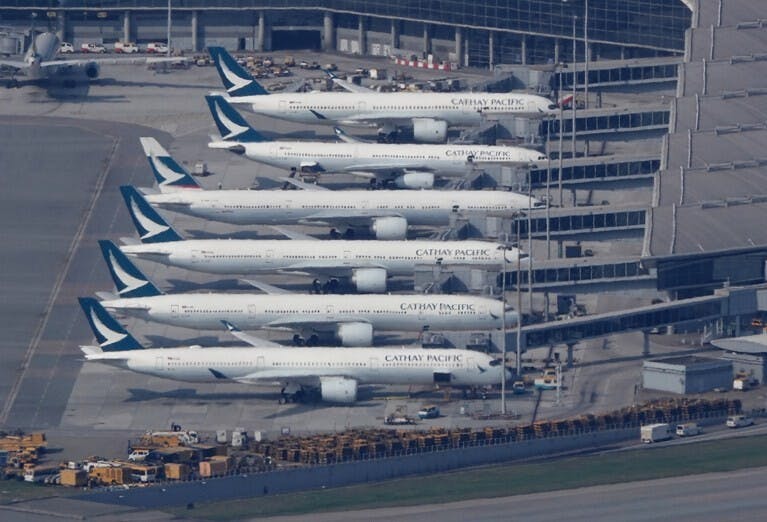 疫症衝擊下，今年4月至6月赤鱲角機場旅客人數與去年比較下降99.3%。（亞新社）