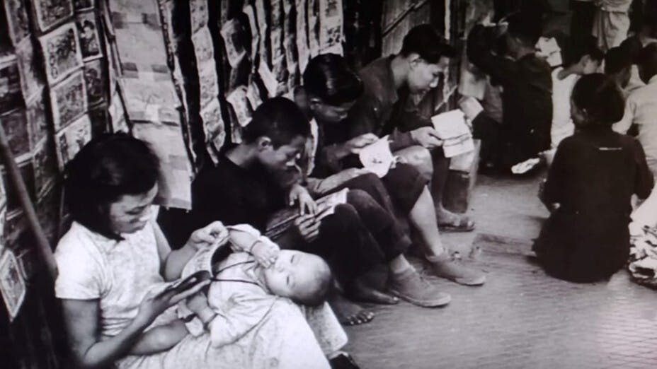 50年代街頭看連環圖，做媽媽也不免。