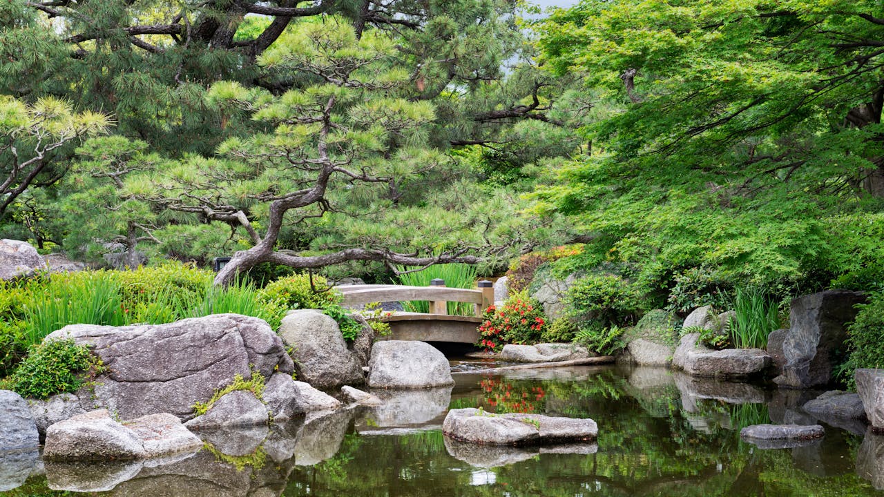 此日本庭園與中國及韓國的庭園，雖然個個外表不同，但它們的設計除了現代設計外，約90%概念與術數傳統中之「數」有關。（Shutterstock）