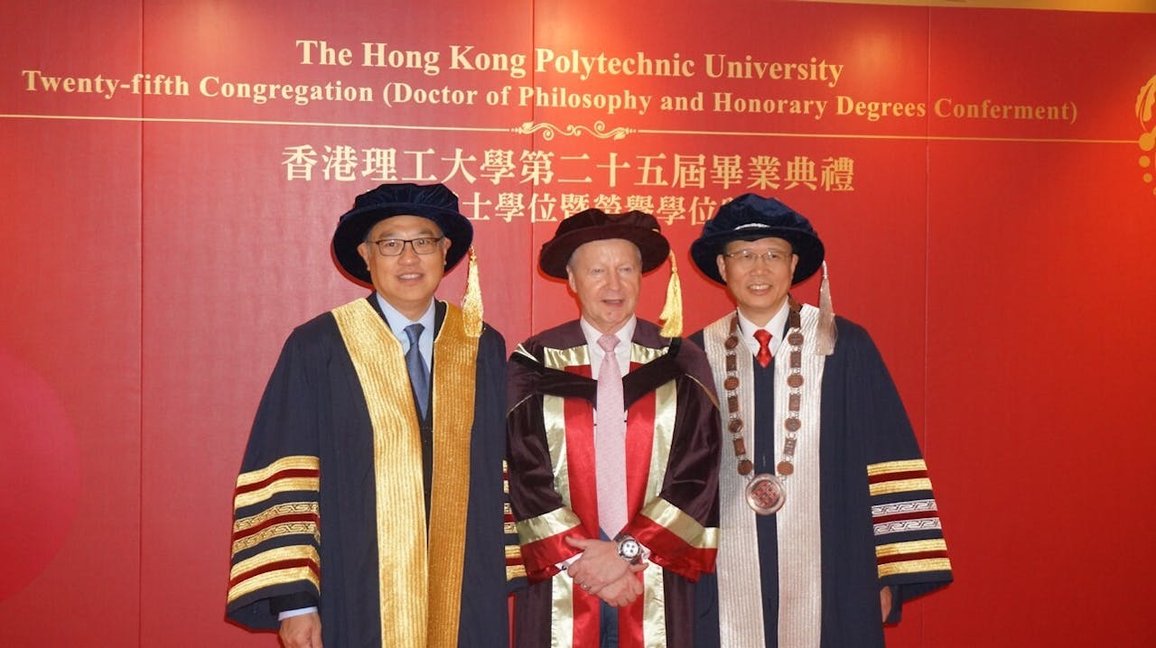 理大校董會主席林大輝博士（左），獲頒榮譽博士學位的應家柏先生（中）及校長滕錦光教授（右）。