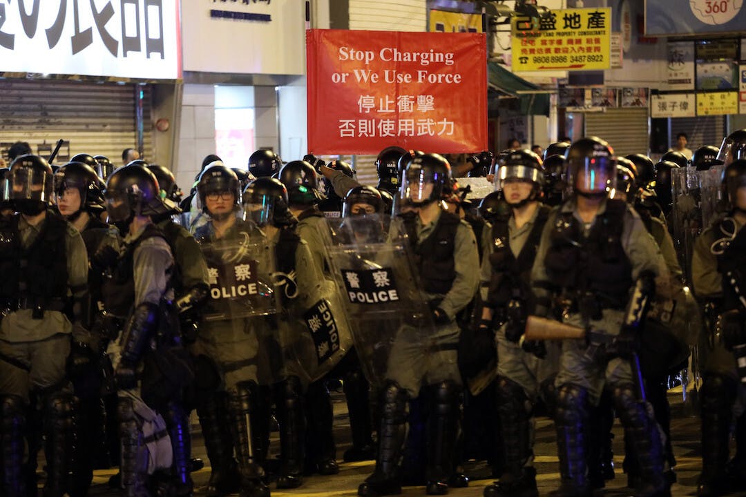 只要示威者沒有企圖攻佔政府部門及侵犯他人的性命與財產，警方會盡量退讓，避免衝突。（亞新社）