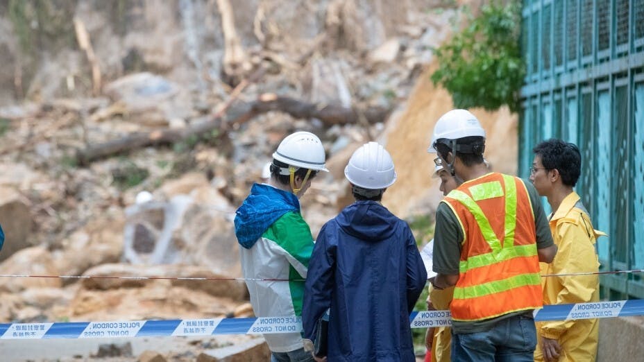 儘管政務司司長迅速協調有關部門應對暴雨，香港傳媒卻準確指出了政府與市民溝通的不足。（亞新社）