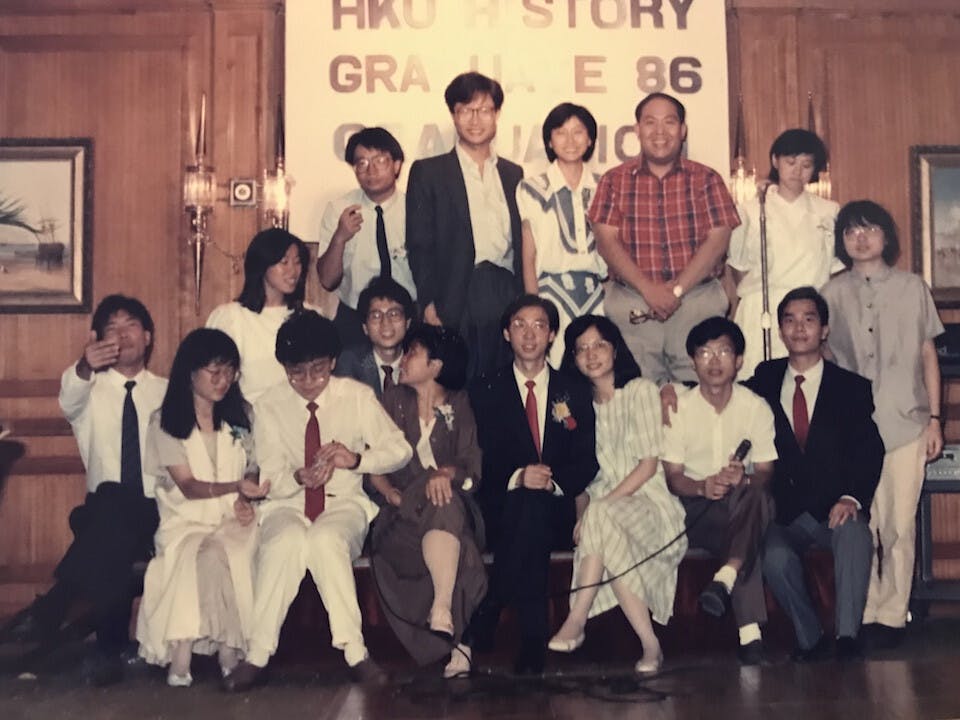 1986屆同學與陳老師合影。