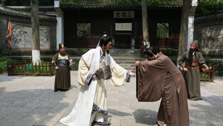 晉陳壽《三國志‧蜀志‧諸葛亮傳》：「漢建安十二年（西元207年）冬至十三年春，駐軍新野的劉備，在徐庶建議下，三訪隆中」（中國文化研究院）