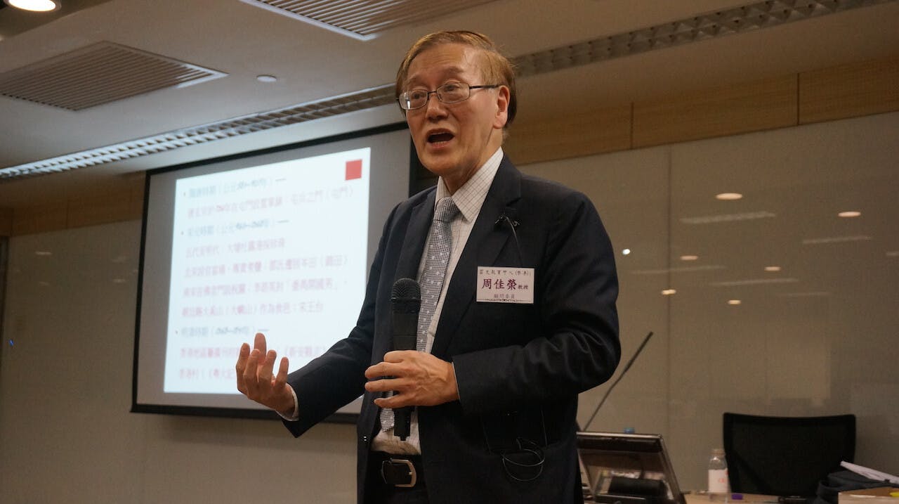 周佳榮認為，為了學生認識香港歷史與文化，老師應該實地考察和參觀博物館。