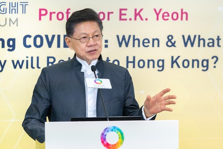 香港中文大學賽馬會公共衞生及基層醫療學院醫療體系及政策研究所總監楊永強教授應邀出席團結香港基金首場「團結卓爾論壇」，分享在新冠肺炎疫情的持續威脅下，香港何時、如何及將會進入怎樣的「新常態」。