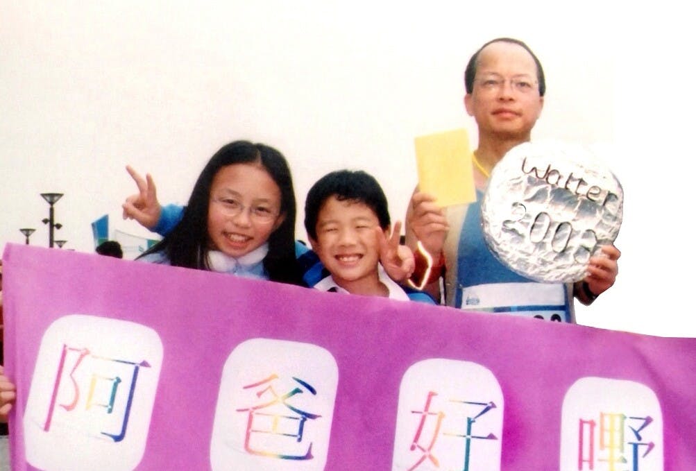於2003年第二次挑戰全馬，太太帶同子女及當時已年屆75歲的家母在終點等我，他們甚至自製特色「獎牌」及橫額為我打氣。
