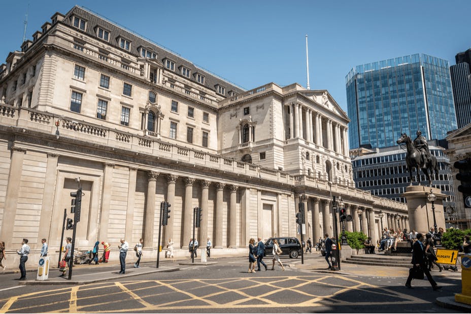 英倫銀行可以繼續加息收緊政策，英鎊的吸引力還是會跟美元拉近。（Shutterstock）