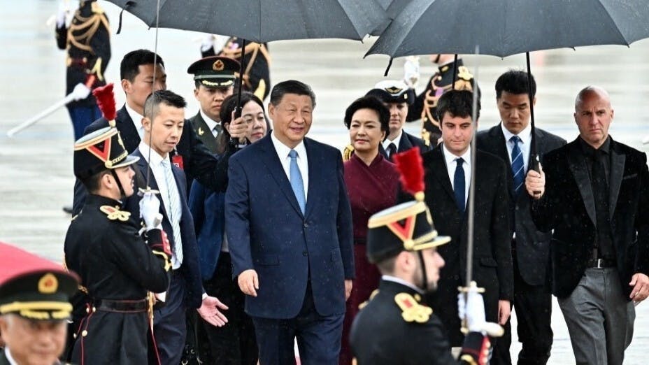 習近平伉儷在巴黎奧利機場，受到法國政府高規格歡迎。（中國共產黨新聞網）