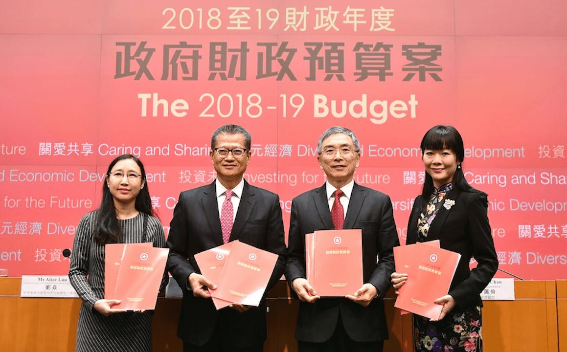 今年財政盈餘遠超預期，其實是來自過多地取走民間財富。（亞新社）