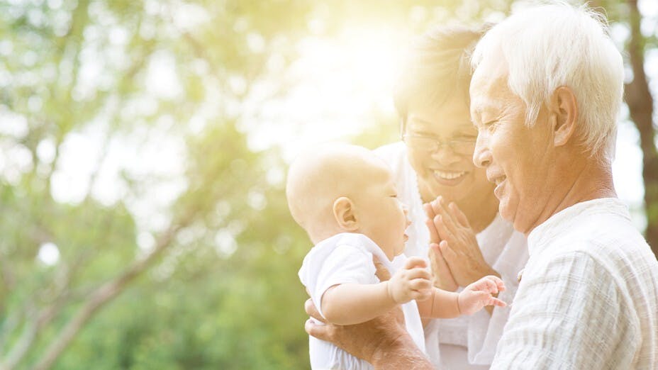 以前是父母雙職，孩子就交給公公婆婆或爺爺嬤嬤或傭人照顧，現在不一樣了。（Shutterstock）