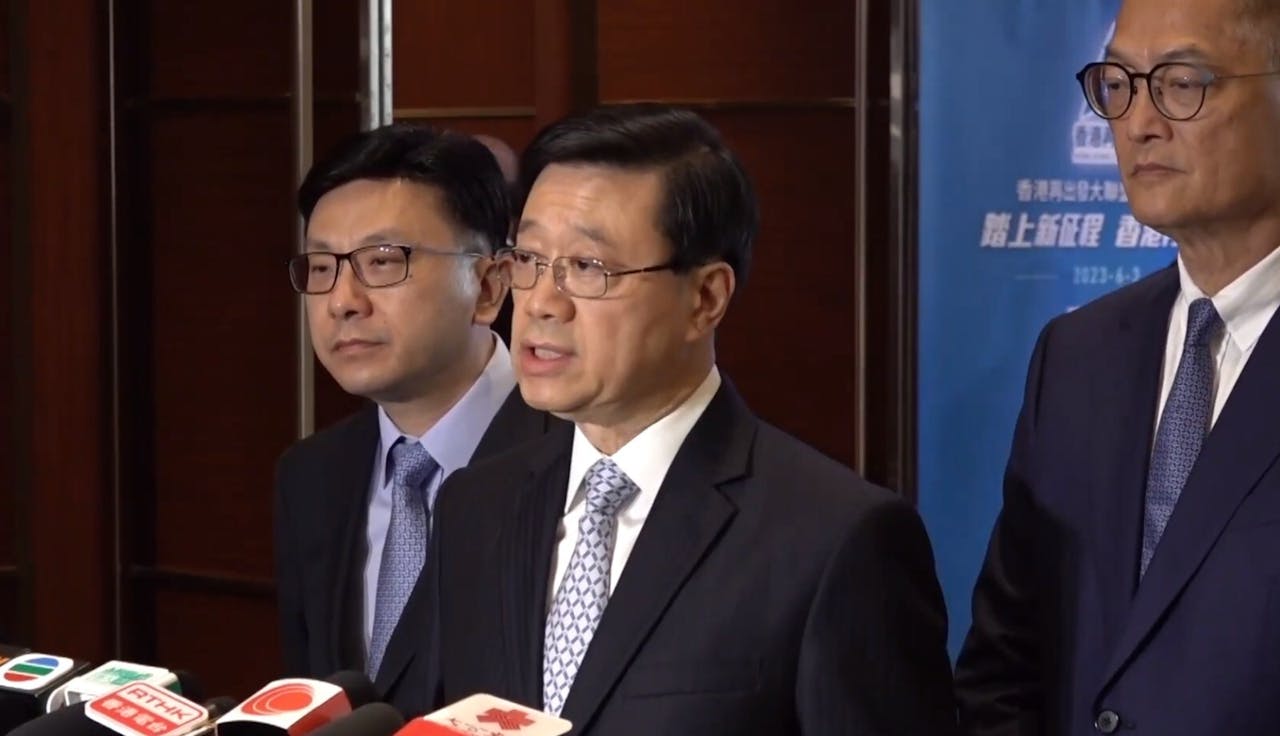 行政長官李家超（中）表示，向兩名死者的家人致以深切慰問。（YouTube視頻截圖）