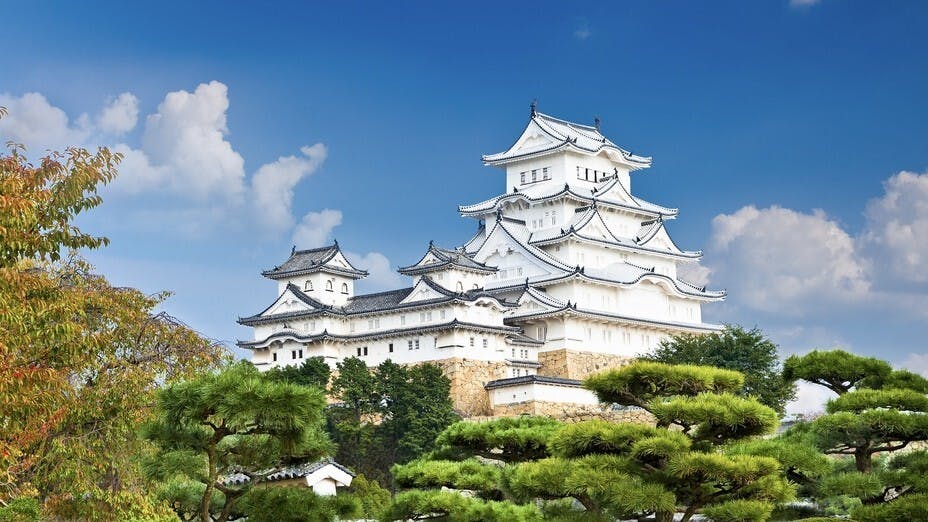 作者質疑，日本人執意為旅客留下良好體驗，但為何要做出把核污水傾倒大海這種自私行為。圖為姬路城。（shutterstock）