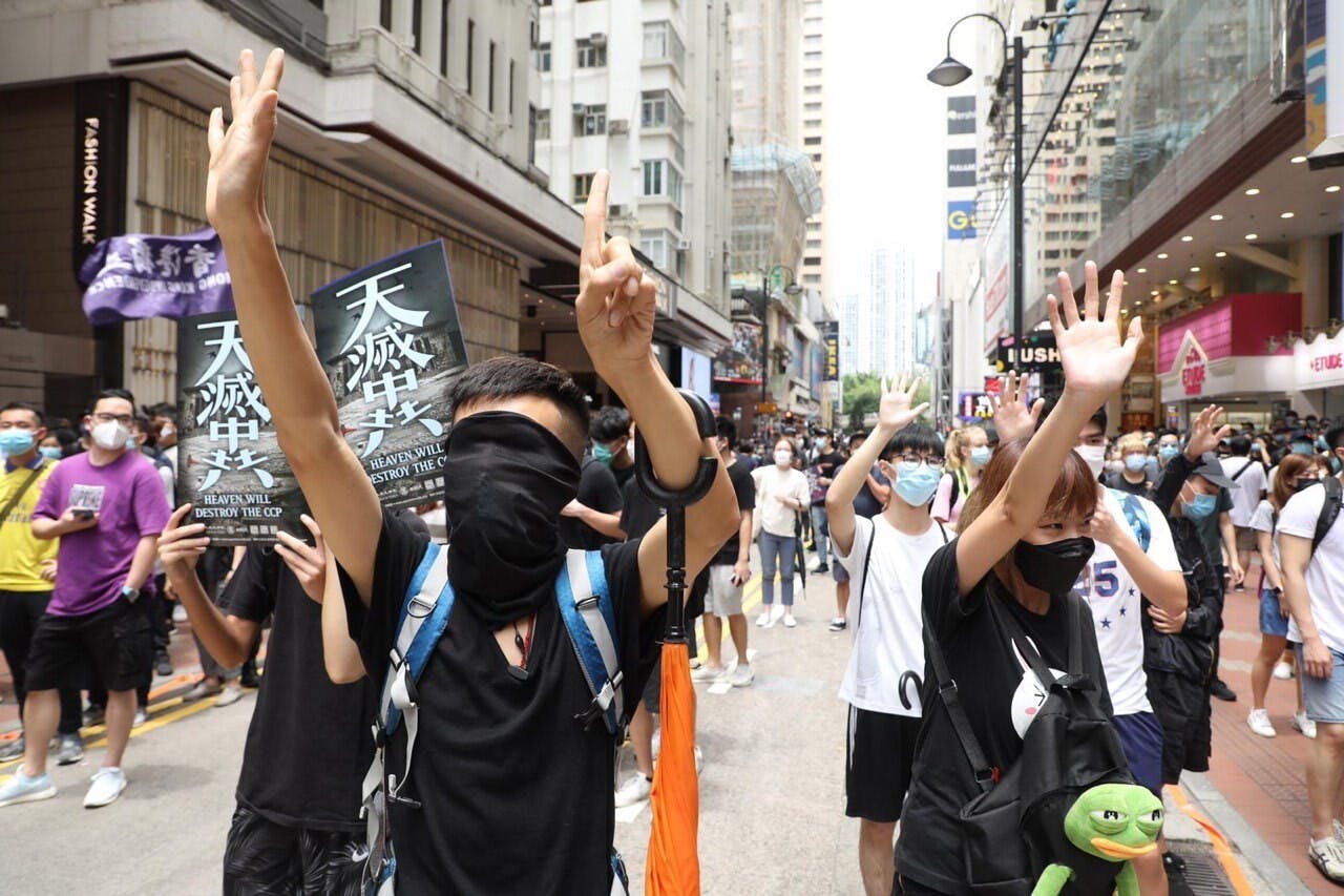 面對大殺傷力武器，抗爭運動必須靈活如水，以創意面對新挑戰，開拓多元的社會支持基礎，這樣才有條件堅持不衰，伺機發展。（亞新社）