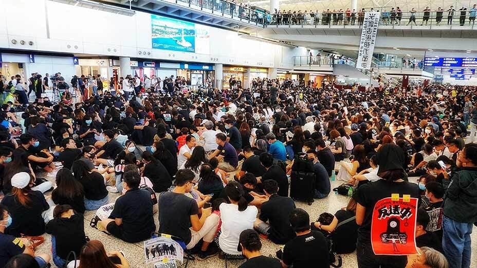 數千人機場集會 盼國際支持香港 Thousands Sit-in at HKIA to Win International Support