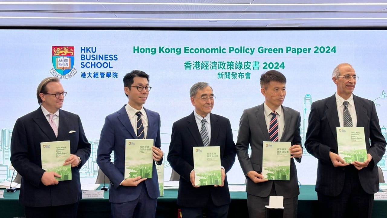 港大經管學院《香港經濟政策綠皮書2024》發布會，出席學者包括（左起）Douglas Arner教授、鄧希煒教授、港大副校長王于漸教授、經管學院院長蔡洪濱教授及貝大為教授。