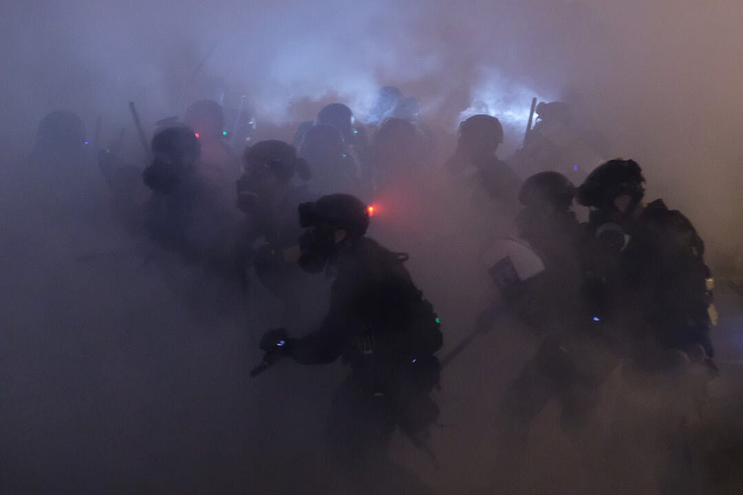 林鄭自己不解決問題，卻妄想叫警察用警棍催淚彈解決問題，任由基層市民、基層警員、黑幫惡棍鬥過你死我活。（亞新社）