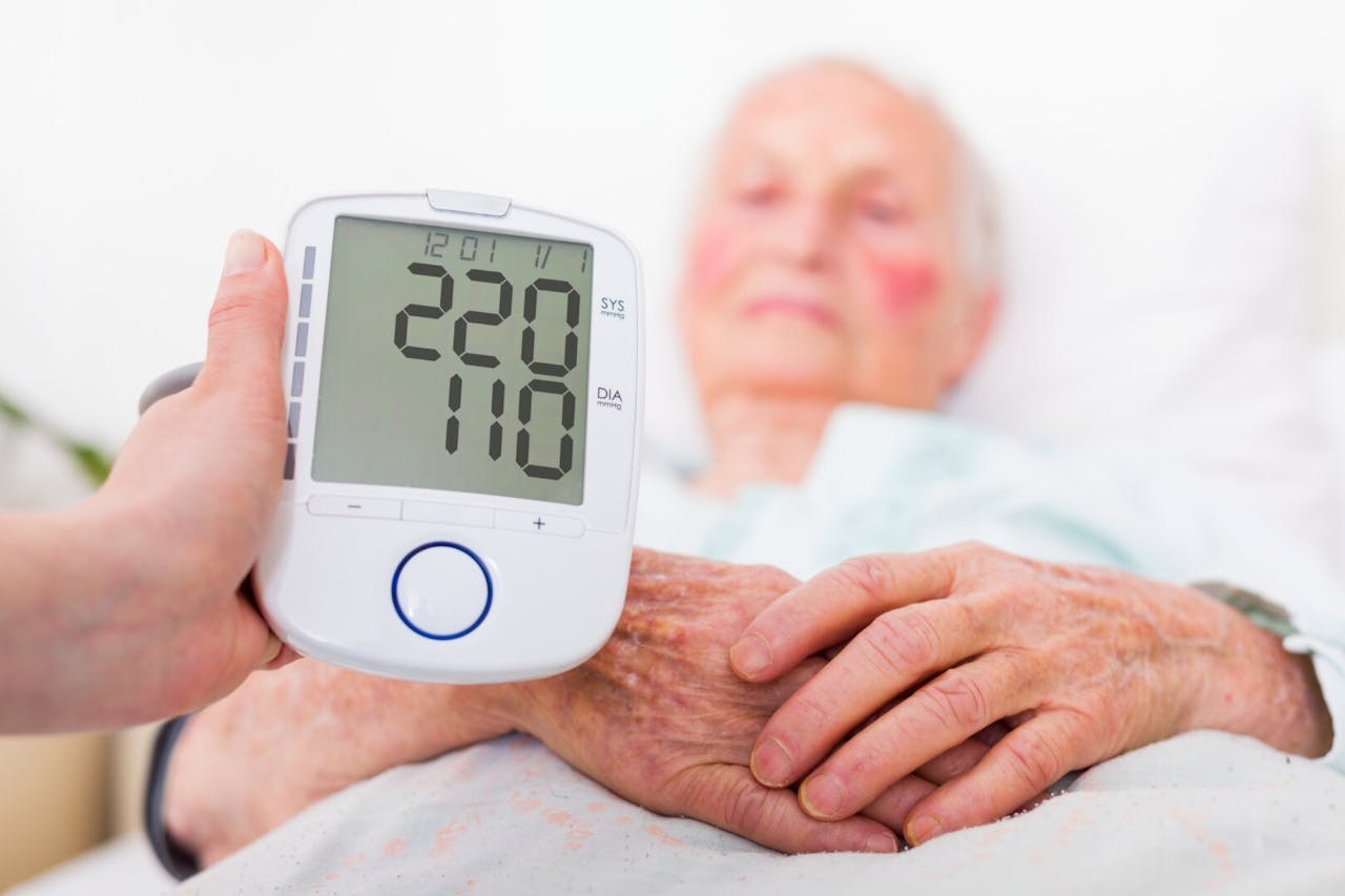 成年人正常的收縮壓，一般不超過140毫米汞柱。正常的舒張壓一般不超過90毫米汞柱，此兩者讀數若過高，便可能患高血壓。（Shutterstock）