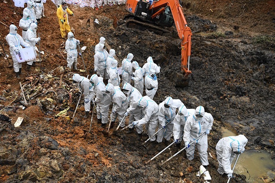 東航客機失事現場，大批武警及搜救人員進行地氈式搜索。（中國政府網圖片）